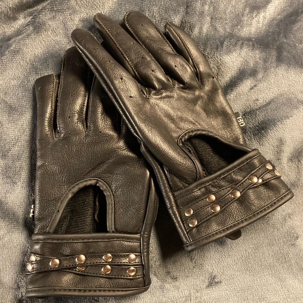 Woman’s Leather Riding Gloves